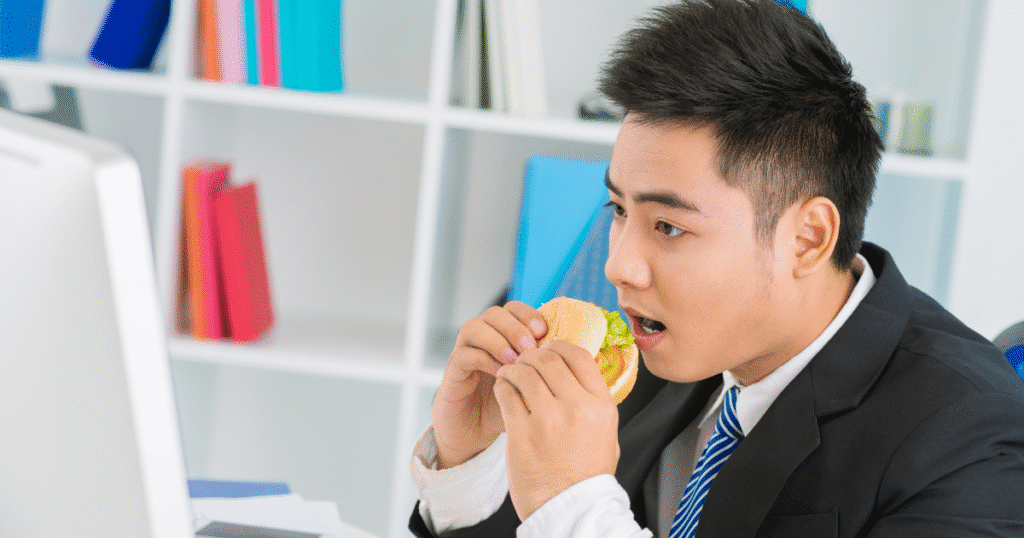 Employee eating lunch at desk illustrates workplace rights under Tennessee lunch break law