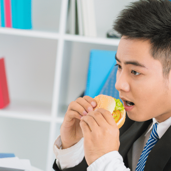 Employee eating lunch at desk illustrates workplace rights under Tennessee lunch break law