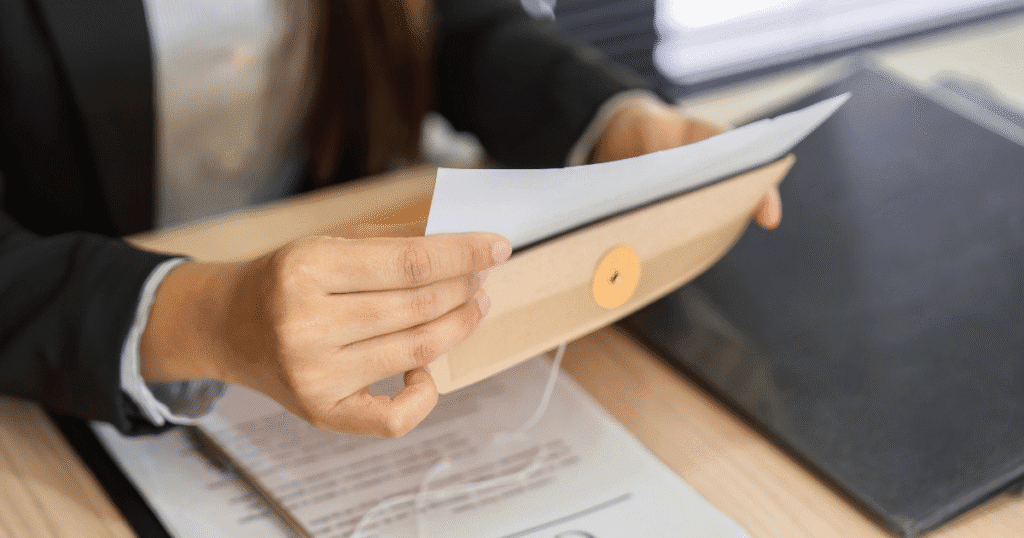 Lawyer explaining independent contractor vs employee Tennessee differences in workplace classification.